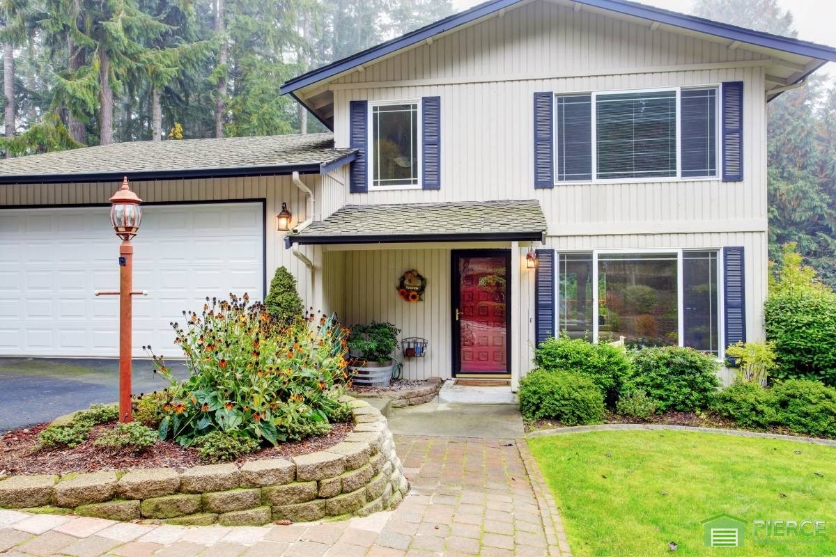 What Garage Door Material Lasts Longest in Pierce County? - Comparing Garage Door Materials: Which Best Suits the Sumner Climate?